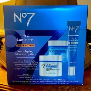 No 7 LIFT & LUMINATE TRIPLE ACTION